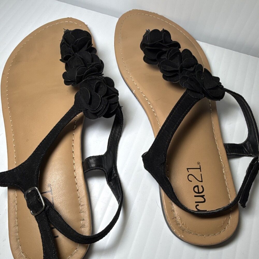 rue21 Black Tan Flower Thong Flat Sandals Faux Leather Buckle Women’s 8 - Picture 2 of 7
